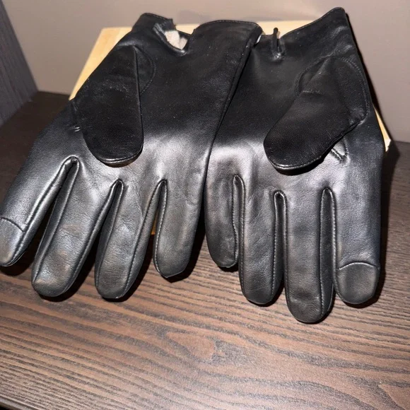 NWT Coach Women’s Tech Gloves in Large - Picture 2 of 3